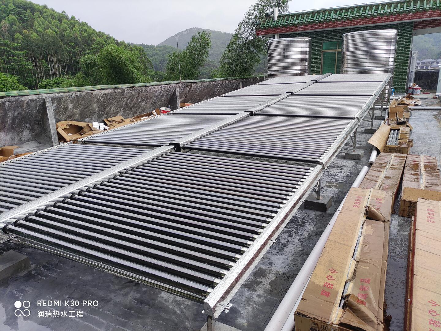 广州从化温泉酒店度假村海尔空气能热泵辅助太阳能真空管热水安装